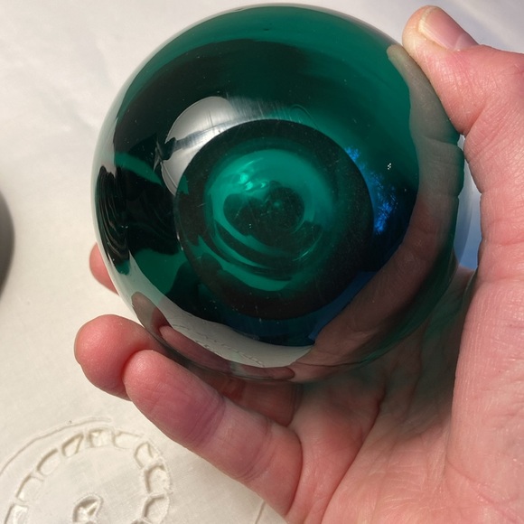 Glass Apple Paperweight Emerald Green Mid Century Modern Glass 3 1/2” Heavy 🍏 - Picture 6 of 6